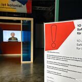 Das Schild des Anstoßes: Samstags wird am Eingang der Ausstellungswerkstatt „Das ist kolonial“ auf den „Safer Space“ hingewiesen.