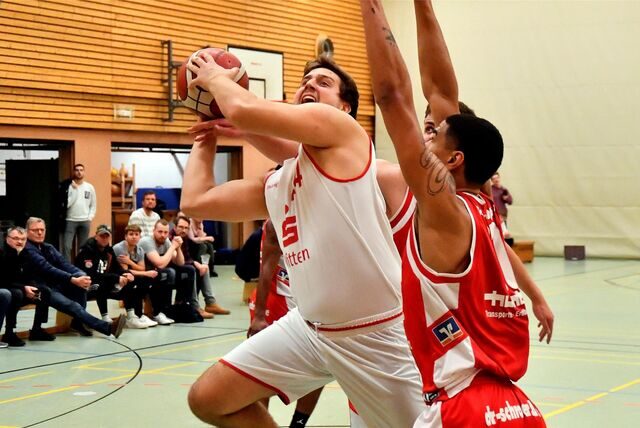 Alexander Tecklenborg zieht gegen Leon Oshodin zum Korb
