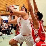 Alexander Tecklenborg zieht gegen Leon Oshodin zum Korb