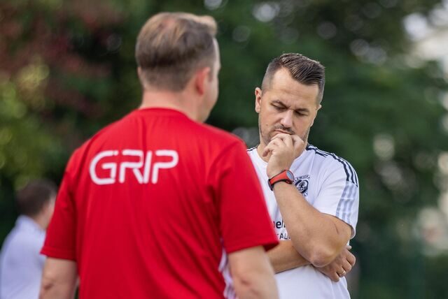Die Holzwickeder Co-Trainer Damian Grauer und Stefan Wustlich (l.) mussten die erste Heimniederlage der Saison hinnehmen.