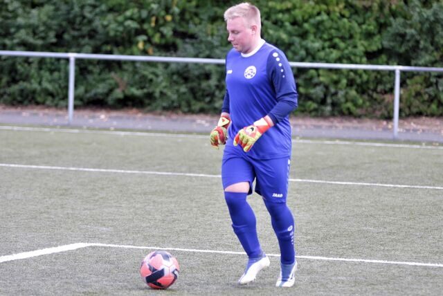 Kann auch gut am Fuß mit dem Ball umgehen: Dennis Noellecke, Torwart beim FC 26 Erkenschwick, half im Feld aus.