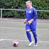 Kann auch gut am Fuß mit dem Ball umgehen: Dennis Noellecke, Torwart beim FC 26 Erkenschwick, half im Feld aus.