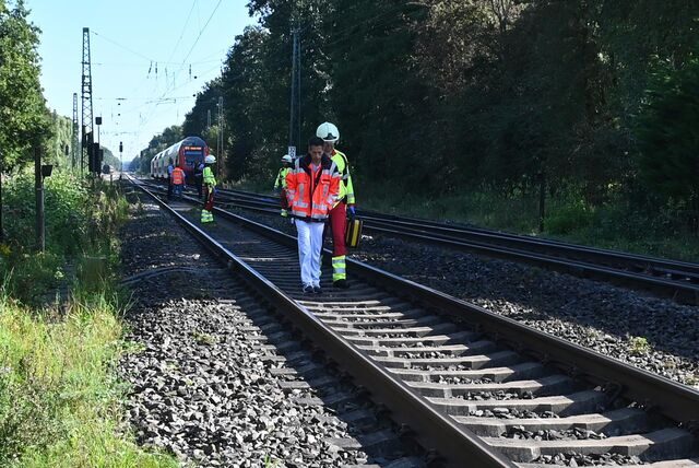 Fahrgäste werden über die Gleise zur Straße geführt.