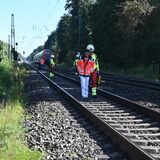 Fahrgäste werden über die Gleise zur Straße geführt.