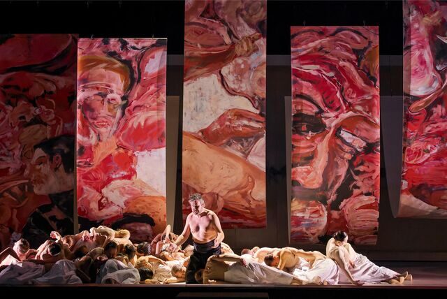 Macbeth (Mitte: Massimo Cavalletti) lebt noch, aber der höllische, tierisch-menschliche Sud aus den Hexenkesseln prophezeit dem schottischen Agressor aus Verdis dramatischer Oper schon sein baldiges Ende.