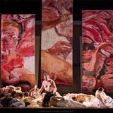 Macbeth (Mitte: Massimo Cavalletti) lebt noch, aber der höllische, tierisch-menschliche Sud aus den Hexenkesseln prophezeit dem schottischen Agressor aus Verdis dramatischer Oper schon sein baldiges Ende.