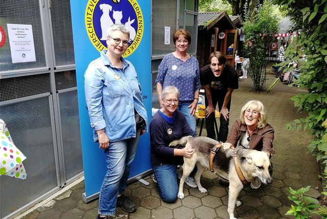 Hündin Emma, Ute Brinkmann (l.), Ute Rasche, Ruth Kiel, Herrchen Simon und Frauchen Reinhilde Ackermann stehen vorm Eingang des Tierschutzvereins Oer-Erkenschwick.