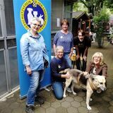 Hündin Emma, Ute Brinkmann (l.), Ute Rasche, Ruth Kiel, Herrchen Simon und Frauchen Reinhilde Ackermann stehen vorm Eingang des Tierschutzvereins Oer-Erkenschwick.