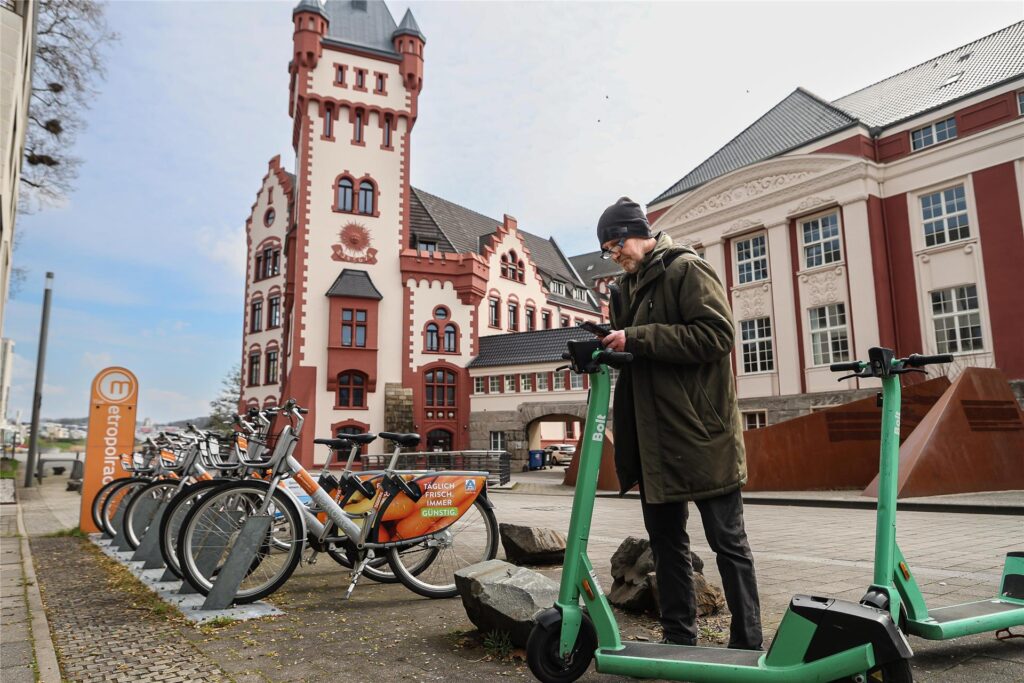 Ein Dortmunder stellt einen E-Scooter im Schatten der Hörder Burg in der Nähe des Phoenix-Sees ab. Ein Dortmunder stellt einen E-Scooter im Schatten der Hörder Burg in der Nähe des Phoenix-Sees ab.