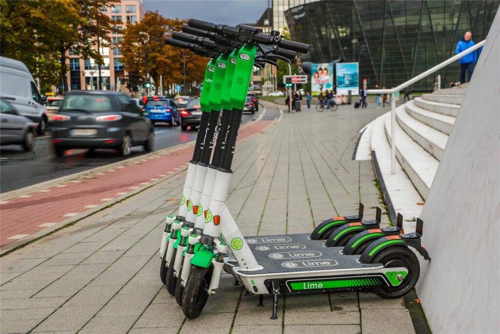 Seit ihrer Ankunft in den Straßen Dortmunds sind sie ein Streitthema: E-Scooter. Seit ihrer Ankunft in den Straßen Dortmunds sind sie ein Streitthema: E-Scooter.