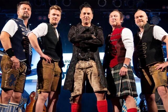 Das Königlich-Bayerische Vollgas-Orchester tritt beim Oktoberfest in der Feldmark auf.