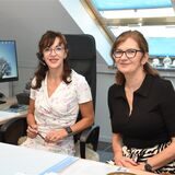 Anna Ewa Himmelmann (l.) und Mitarbeiterin Lucyna Mrozik vermitteln polnische Pflegekräfte nach Deutschland.