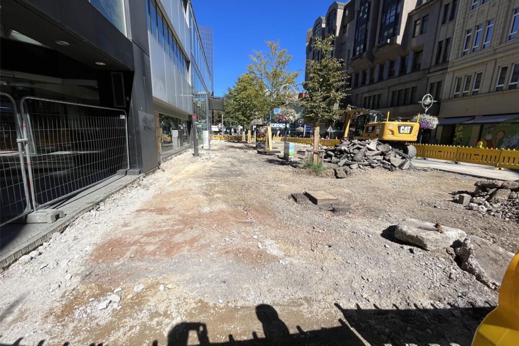 Auf dem Platz von Netanya ist eine großflächige Baustelle zu sehen. Bagger und Bauschutt sind von gelben Baustellzäunen umgeben. Auf dem Platz von Netanya ist eine großflächige Baustelle zu sehen. Bagger und Bauschutt sind von gelben Baustellzäunen umgeben.