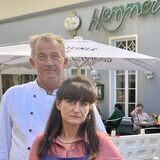 Clemens Hemmer-Hiltenkamp, Inhaber des Café Hemmer, und „Zapfhahn“-Inhaberin Simone Erpelding neben der Bauarbeiter-Toilette auf dem Ostenhellweg in Dortmunds Innenstadt