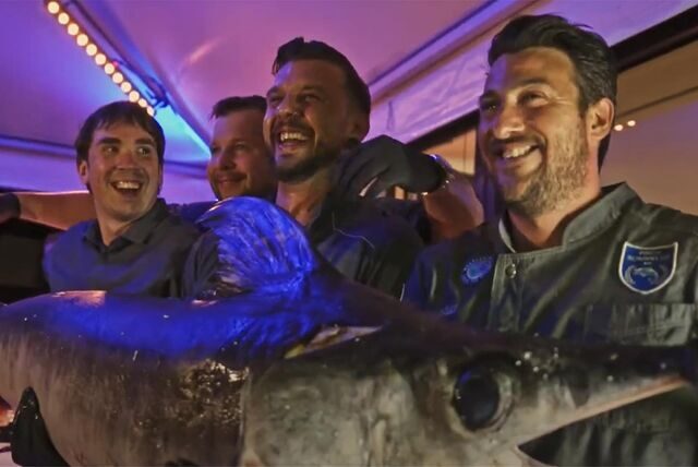 Vier Mann und ein Schwertfisch