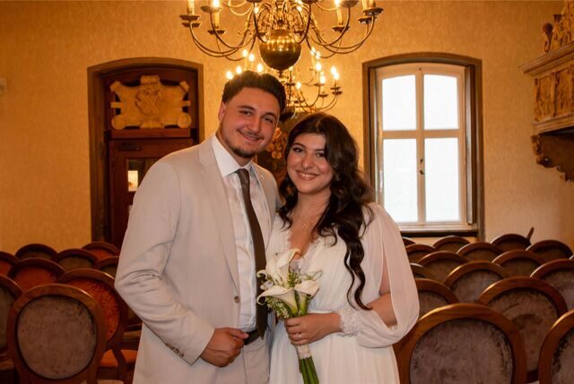 Aleyna (geborene Türedi) und Cenk Erenoglu sind seit dem 6. März 2021 ein Paar. Im Juli des folgenden Jahres folgte der Heiratsantrag. Nun haben sie standesamtlich geheiratet.