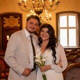 Aleyna (geborene Türedi) und Cenk Erenoglu sind seit dem 6. März 2021 ein Paar. Im Juli des folgenden Jahres folgte der Heiratsantrag. Nun haben sie standesamtlich geheiratet.