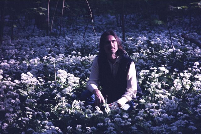 Jonathan Jarzyna alias John Moods sitzt in einer Blumenwiese.