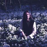 Jonathan Jarzyna alias John Moods sitzt in einer Blumenwiese.