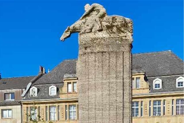 Steinmetze aus dem Dortmunder Westen bei der Arbeit am Reiterbrunnen in Castrop: Der Kopf, der im November 2022 beim Aufbau der Weihnachtsscheune abgeschlagen wurde, wurde am 6.9.2023 montiert.