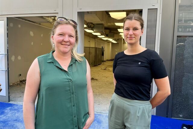 Sandra Plagge (r.) und Susann Weilepp von der ReSales Textilhandels- und -recycling GmbH begleiten die Neueröffnung des Vintage-Stores am Ostenhellweg.