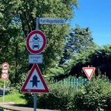 Montage zeigt ein Straßenschild der Karl-Wagenfeld-Straße in Recklinghausen sowie ein Porträt des Namensgebers.