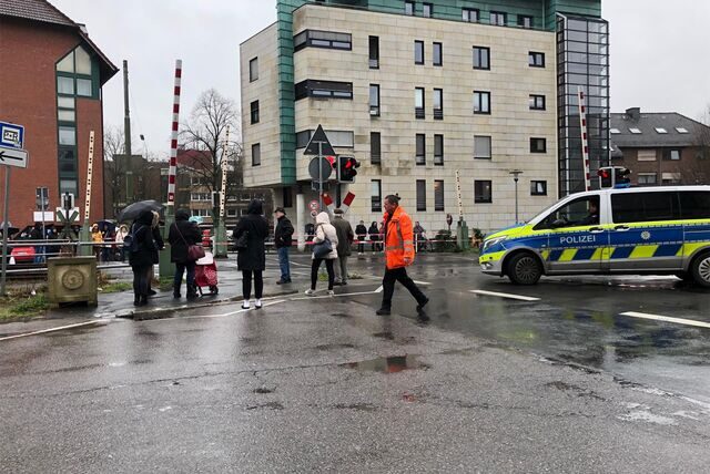 Ein Polizeiwagen am defekten Bahnübergang Obere Münsterstraße
