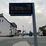 Eine Anzeigentafel mit Buslinien am Halterner Bahnhof