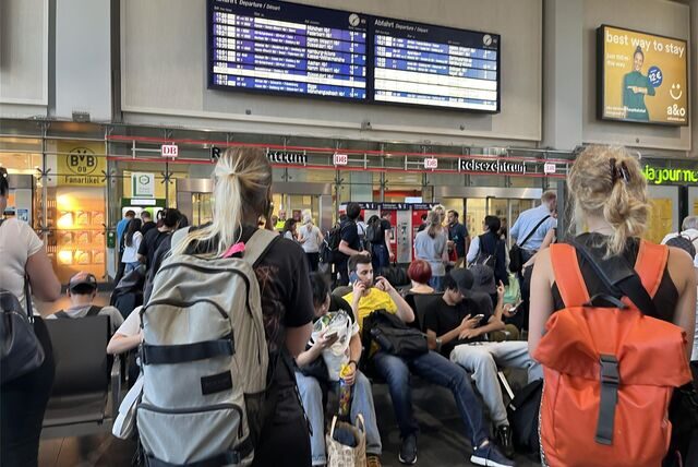 Menschen in der Wartehalle des Dortmunder Hauptbahnhofs