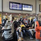 Menschen in der Wartehalle des Dortmunder Hauptbahnhofs