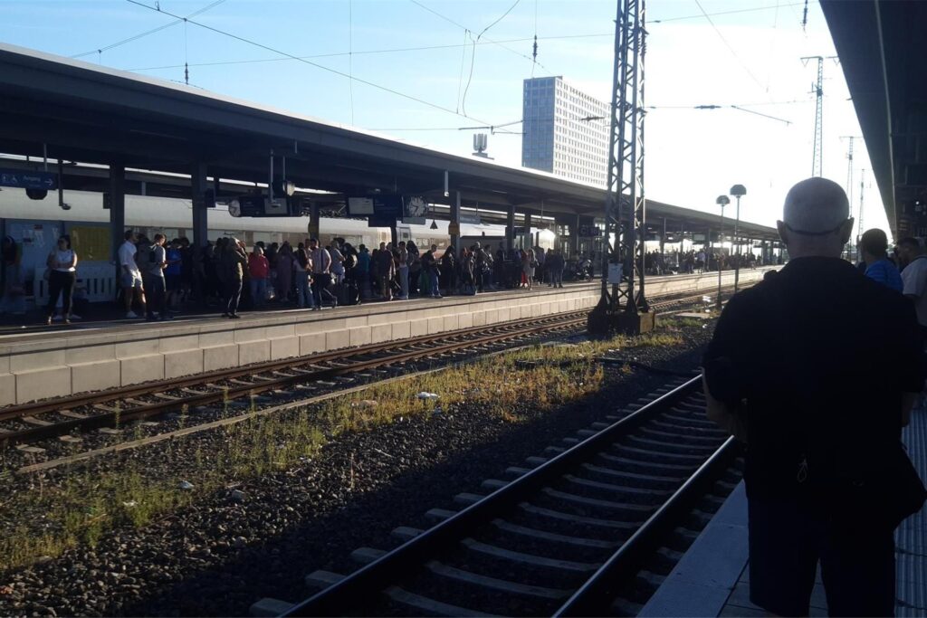 Viele Menschen an einem Bahnsteig