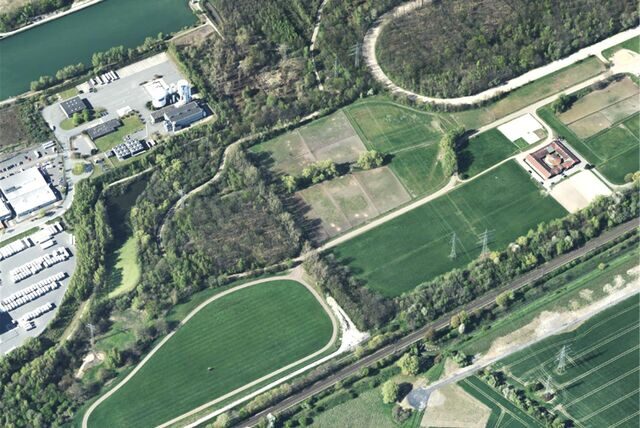 Das Gestüt Forstwald in Bladenhorst mit Trabrennbahn, Reitbahn durch den Wald, mit Ställen und Paddocks, Weiden und Auslaufflächen sowie 20 Wohnungen. Auf dem hier zu sehenden hinteren Teil am Stadtrand zu Herne (Friedrich der Große) soll Strom erzeugt werden.