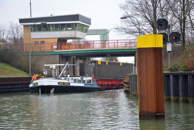 Boot fährt durch Schleuse auf dem Kanal
