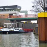 Boot fährt durch Schleuse auf dem Kanal