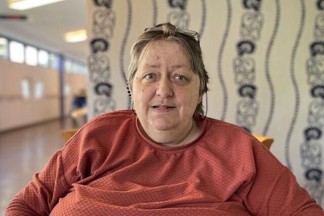 Anke Gerhardt im Flur des Pflegeheims.