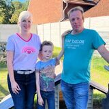 Mareen, Ben und Tobias (r.) Keller stehen im Tiergehege, rechts daneben ein Känguru.