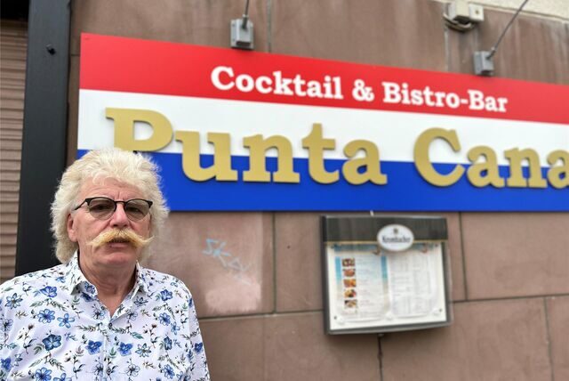 Karl-Heinz van Loon vor dem Schild der Bar „Punta Cana“ in Castrop