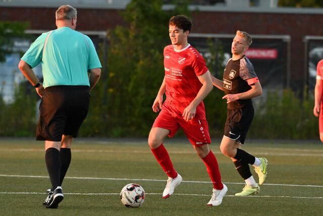 Overberges Tim Neugebauer (M.), hinter ihm Oberadens Kapitän Joshua Kusch – das Derby endete 2:2.