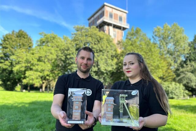 Celina Marciniak und Sergej Eichwald mit dem gebastelten Hammerkopfturm vor dem echten Hammerkopfturm.