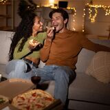paar isst pizza auf der couch