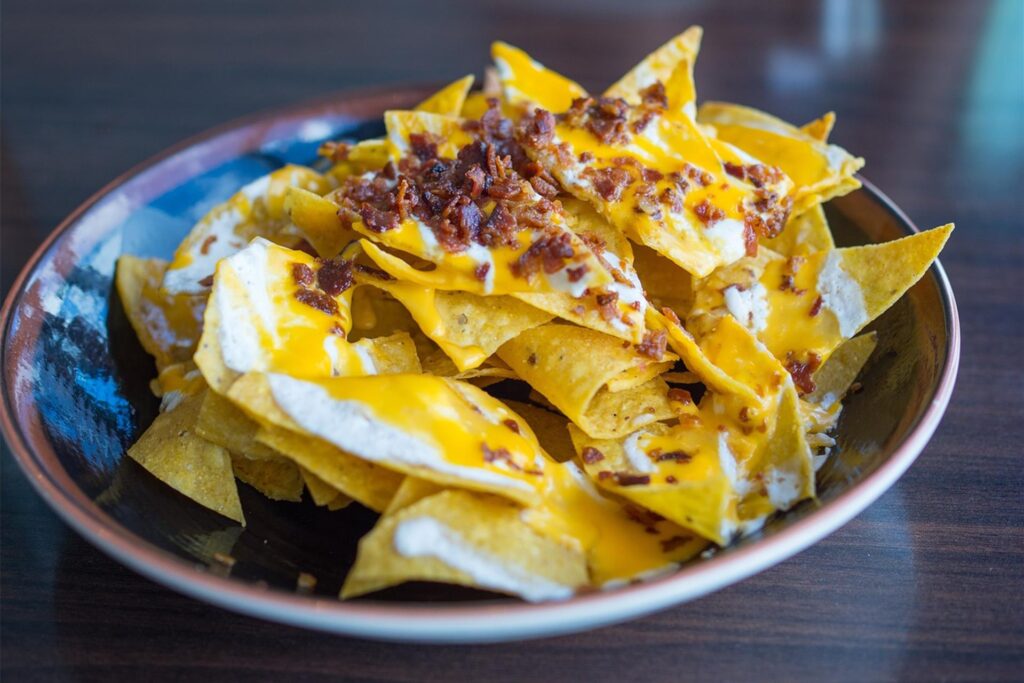 überbackene nachos in einer schale