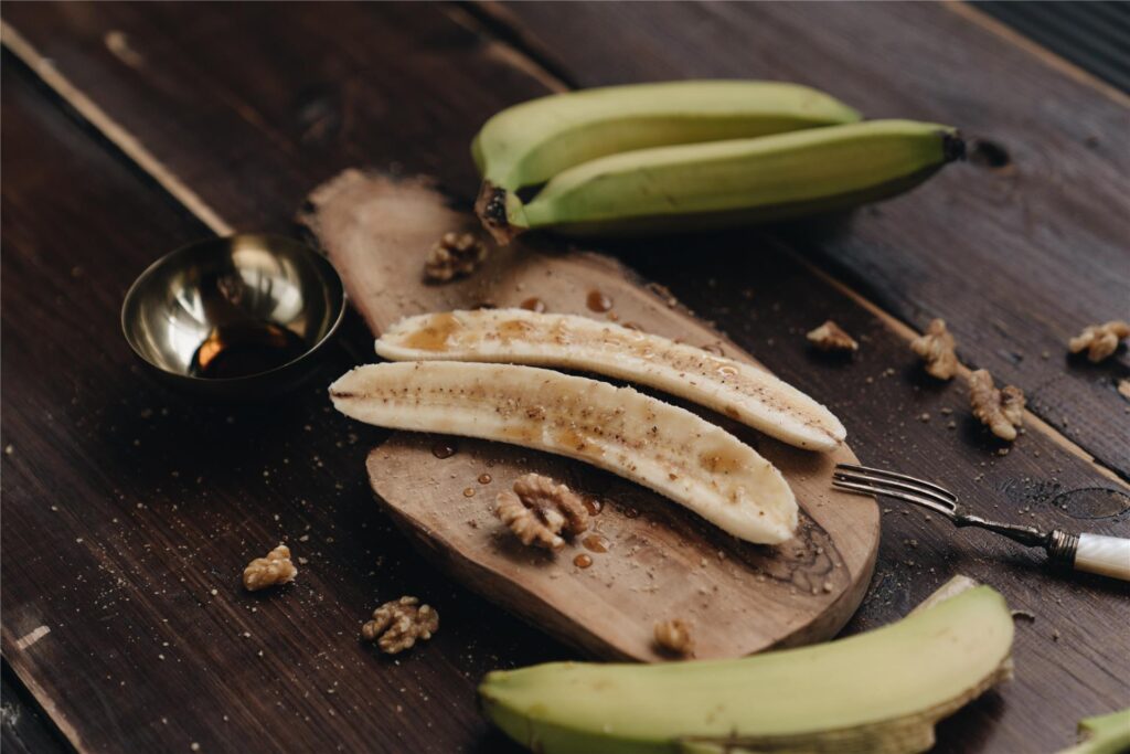 aufgeschnittene bananen mit honig