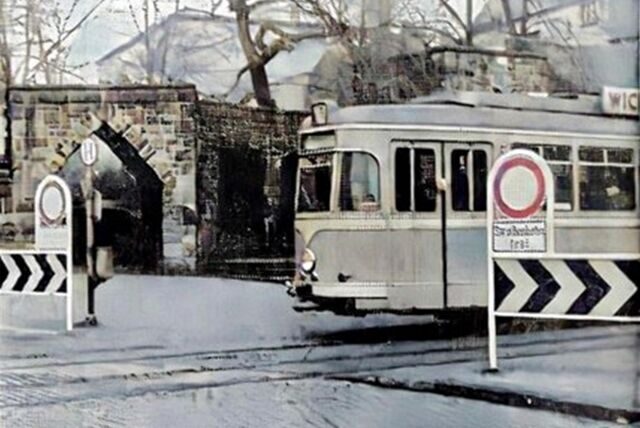 Eine Straßenbahn fährt am Lohtor in Recklinghausen vor dem alten Friedhof vorbei.