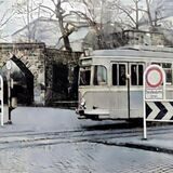 Eine Straßenbahn fährt am Lohtor in Recklinghausen vor dem alten Friedhof vorbei.