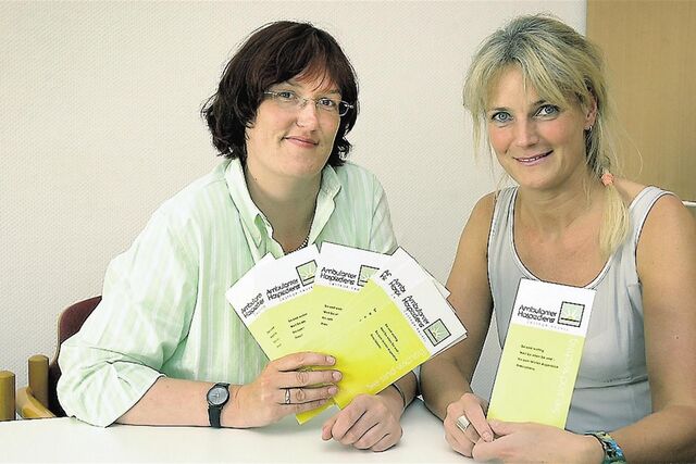 So ging es los im Jahr 2003 beim Ambulanten Hospizdienst: Caritas-Geschäftsführerin Veronika Borghorst (l.) und Christel Ovelhey bei einem Pressegespräch mit unserer Reporterin Abi Schlehenkamp.