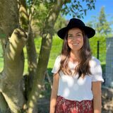 Julia Eichenhofer steht in einem Garten.