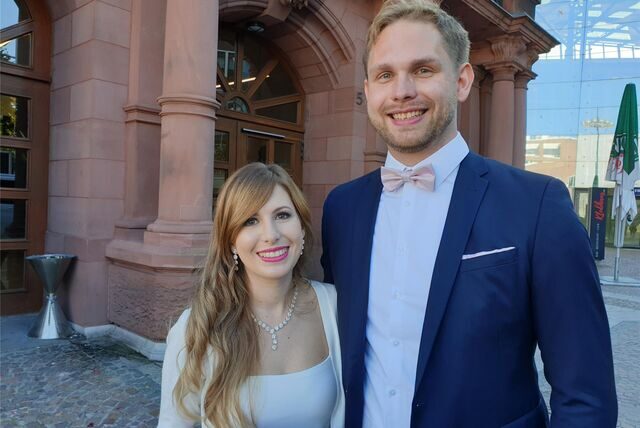 Maria und Moritz waren schon in der Schule ein Paar. Jetzt haben sie geheiratet.