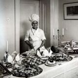 Der junge Dieter Böhmer vor einem Buffet