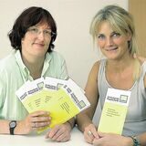 So ging es los im Jahr 2003 beim Ambulanten Hospizdienst: Caritas-Geschäftsführerin Veronika Borghorst (l.) und Christel Ovelhey bei einem Pressegespräch mit unserer Reporterin Abi Schlehenkamp.