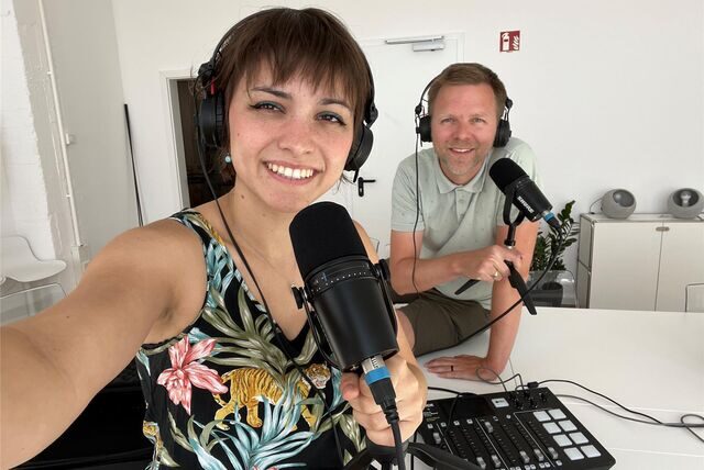 Nora Varga und Tobias Weckenbrock bei der PottCAS-Aufnahme im provisorischen Studio.